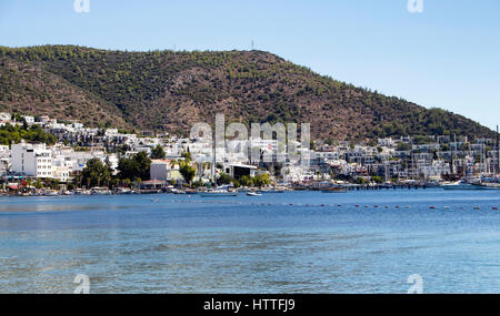 Luxus-Yachten und Segel-Boote vor Bodrum - Icmeler Stadt an einem sonnigen Sommertag geparkt. Die Stadt ist auf der Halbinsel Bodrum, erstreckt sich von Turk Stockfoto