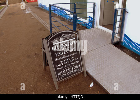 Gluten freie Halal-Fish and Chips zu unterzeichnen Stockfoto