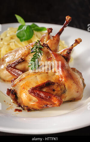 Kochen oder gebratene Wachtel mit Kräutern und tagliatelle Stockfoto