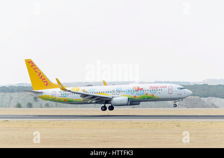 Flugzeug Boeing 737 der Pegasus Airlines ist auf Adolfo Suarez Flughafen Madrid - Barajas, Landung. Von Ada Eminagaoglu entworfen. Türkische Low-Cost-Flüge. Stockfoto