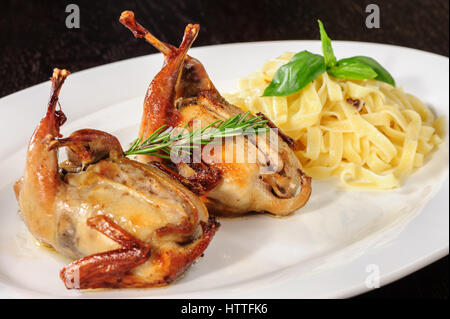 Kochen oder gebratene Wachtel mit Kräutern und tagliatelle Stockfoto