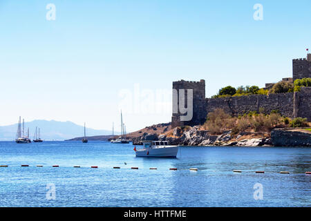 Luxus-Yachten (Segelboote) geparkt auf dem türkisblauen Wasser vor Bodrum Burg. Das Bild zeigt Ägäis und Mittelmeer Kultur der Coastel Lifestyl Stockfoto