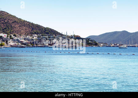 Luxus-Yachten und Segel-Boote vor Bodrum - Icmeler Stadt an einem sonnigen Sommertag geparkt. Die Stadt ist auf der Halbinsel Bodrum, erstreckt sich von Turk Stockfoto