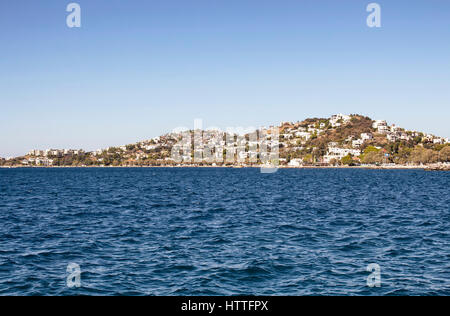 Blick auf die Ägäis und Sommer Häuser in Yalikavak Gegend in Bodrum-Halbinsel in einem sonnigen Sommertag. Stockfoto