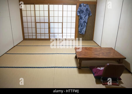 Gästezimmer in einem Ryokan, einem traditionellen japanischen Gasthaus, mit Tatami-Matte, Teetisch und Bademantel in der Präfektur Nagano auf Honshu Island, Japan Stockfoto