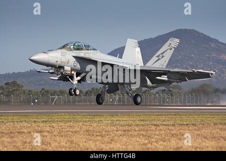 F/A-18F Super Hornet auf der Landebahn auf der Avalon Airshow, Melbourne, Australien, 2017 abheben. Stockfoto