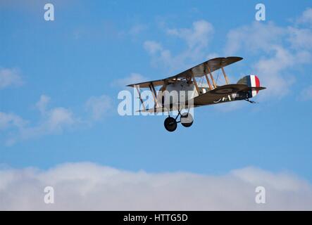 Sopwith 7F.1 jagen im Flug gegen blauen Himmel auf der Avalon Airshow, Australien, 2017. Stockfoto