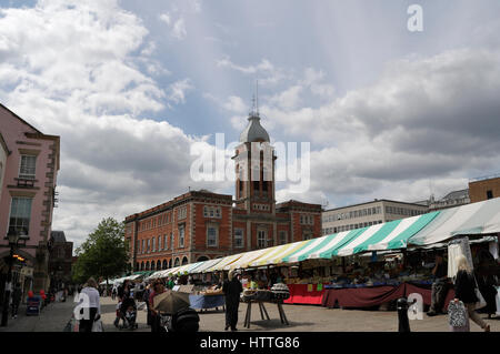 Die alte chesterfield Markthalle mit dem Outdoor Markt, Derbyshire England UK, englisches Stadtzentrum Stockfoto