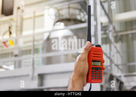 Handheld-Walkie Talkie Funkgerät für Kommunikation an der Baustelle mit textfreiraum und Text. Stockfoto