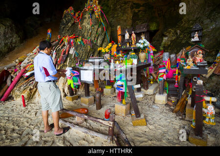 Mann in Princess Cave oder Tham Phra Nang Nok. Located Cave Beach. Railay, Provinz Krabi, Thailand. Stockfoto