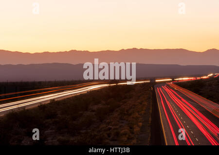 Nächtlichen Verkehr auf der Interstate i-10 durch die Wüste in Kalifornien Stockfoto