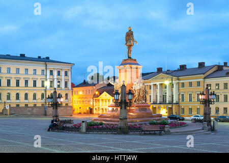 Alexander II Denkmal auf Senat-Quadrat mit Universität Helsinki, Finnland Stockfoto