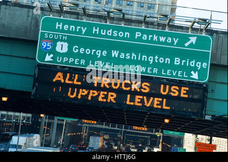 Wegweiser für den gesamten Verkehr an der George Washington Bridge, New York City, USA Stockfoto