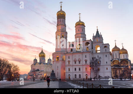 Iwan der große Glockenturm und Kreml Kathedralen im Winter Sonnenuntergang in Moskau Stockfoto