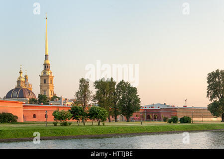 Peter und Paul Festung und die Kathedrale im Sommer Sonnenuntergang, Sankt Petersburg Stockfoto