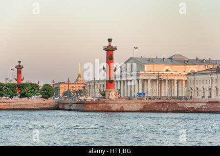 Alte Sankt Petersburg Börse und Rostral Spalten am Spieß der Wassiljewski-Insel Stockfoto