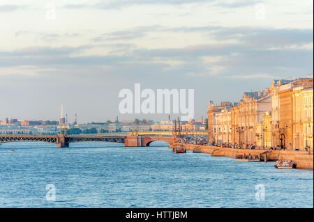 Palast-Ufer der Newa und Trinity Bridge in der Innenstadt von Sankt Petersburg Stockfoto