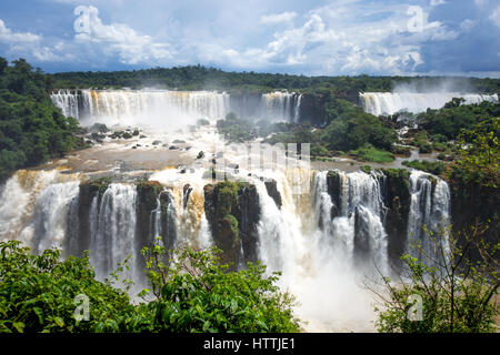 Iguazu falls National Park. tropischen Wasserfällen und Regenwald-Landschaft Stockfoto