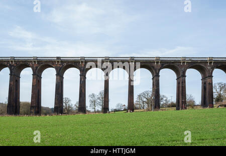 Weitwinkelaufnahme des Viadukts Ouse Valley (Balcombe) in West Sussex, UK Stockfoto