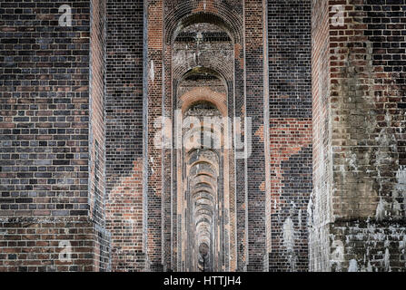 Blick durch das Mauerwerk und Untersichten der Ouse Valley (Balcombe)-Viadukt in West Sussex, UK Stockfoto