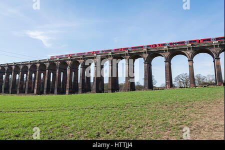 Ansicht der Gatwick Express Zug Reisen über die Ouse Valley (Balcombe) Viadukt, West Sussex, UK Stockfoto