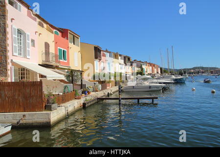 Hübsche pastellfarbene farbigen Häuser an der Uferpromenade in Port Grimaud, Frankreich Stockfoto