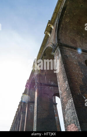 Blick von unten nach oben mit Blick auf die Ouse Valley (Balcombe) Viadukt, West Sussex, UK Stockfoto