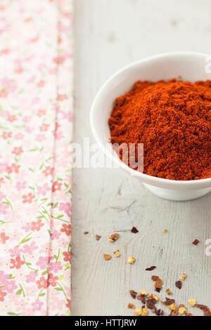 Geräucherte Paprika in kleine Schüssel weiß Stockfoto