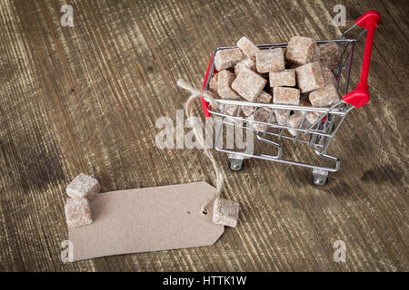 Rohrzucker Würfel im Warenkorb mit leerem Papier-tag Stockfoto