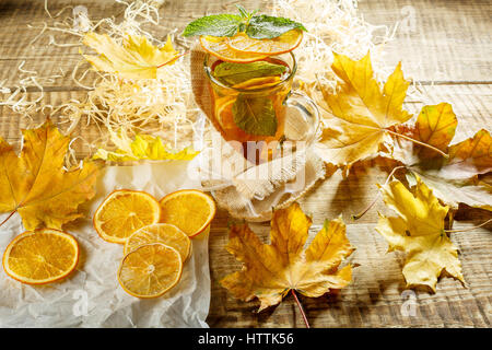 Glas Eistee mit Zitrone auf der Fensterbank. Glas und Glas Eistee mit Zitrone auf der Fensterbank. Eistee mit Zitrone und Minze auf rustikalen Rücken Stockfoto