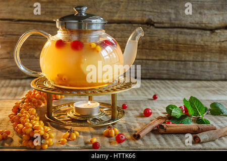 Kräuter-Tee in ein Glas Teekanne. Stockfoto