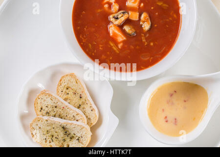 Roten Borschtsch-Suppe in grau Schüssel mit saurer Sahne, Fleisch, Zwiebel, Petersilie, Draufsicht, isolated on White. Traditionellen ukrainischen russischen Gemüse Stockfoto