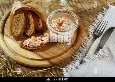 Rahmsuppe mit Kartoffeln, Lauch und Erbsen auf Holztisch. Curry Karottensuppe mit Sahne und frischen Kräutern Stockfoto