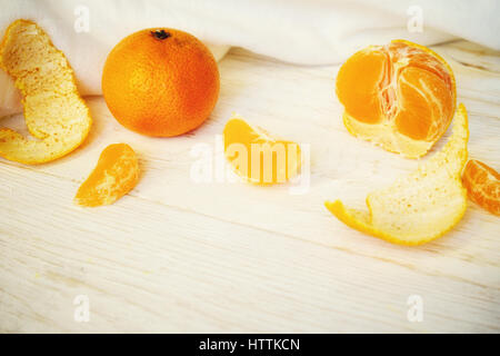 Ganze und geschälte Mandarinen Stockfoto