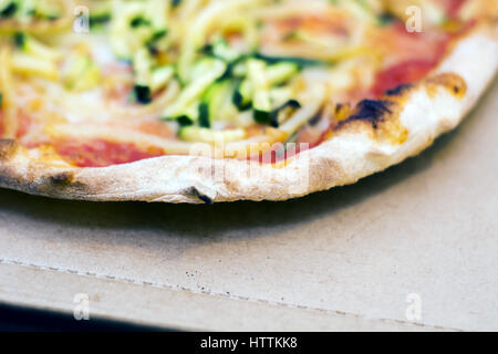 Nahaufnahme von eine leckere Pizza mit Zucchini und Kartoffeln Stockfoto