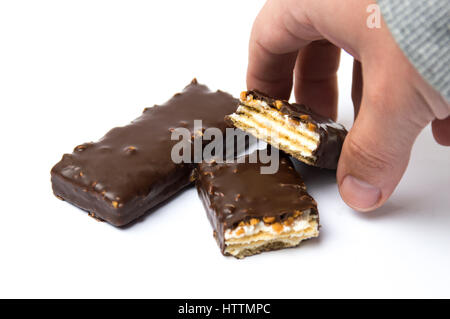 Männliche Hand unter Schokolade Waffeln Dessert auf weiß Stockfoto