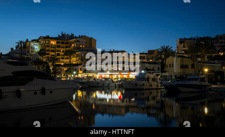 Hafen von Cabopino in der Abenddämmerung. Marbella, Costa Del Sol, Málaga Provinz, Andalusien, Spanien Stockfoto