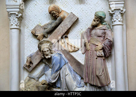 Jesus fällt zum ersten Mal unter dem Kreuz, Kreuzweg, Ufford Kirche, Suffolk, England, UK Stockfoto