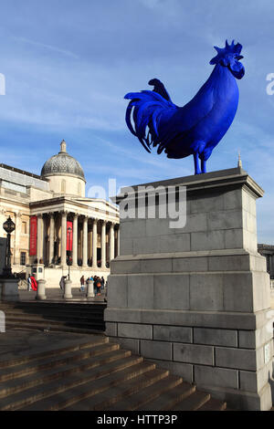 Blauer Hahn Skulptur von Katharina Fritsch auf der Fourth Plinth, Trafalgar Square, London, England Stockfoto