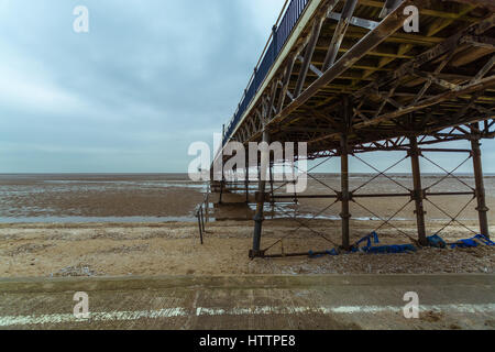 Ein Blick von unten Southport Pier Stockfoto