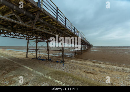 Ein Blick von unten Southport Pier Stockfoto