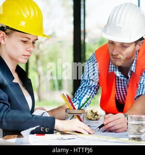 Architekt Ingenieur Diskussion Brainstorming Baukonzept Stockfoto