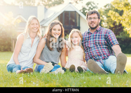 Familiengenerationen Elternschaft miteinander Entspannungs-Konzept Stockfoto