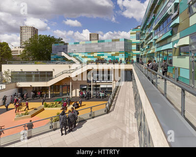 Pause mit Blick auf den Spielplatz und Terrassen. Kensington Aldridge Academy, London, Vereinigtes Königreich. Architekt: Studio E Architekten, 2016. Stockfoto