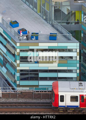 Terrasse im Einsatz. Kensington Aldridge Academy, London, Vereinigtes Königreich. Architekt: Studio E Architekten, 2016. Stockfoto