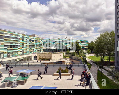 Pause mit Blick auf den Spielplatz und Terrassen. Kensington Aldridge Academy, London, Vereinigtes Königreich. Architekt: Studio E Architekten, 2016. Stockfoto