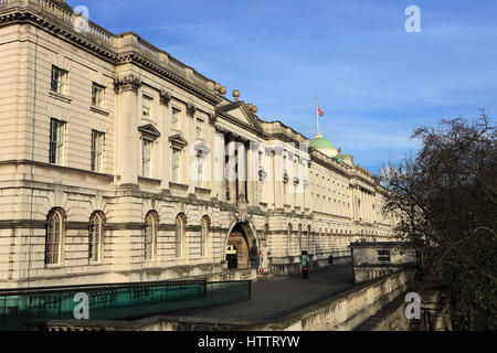 Somerset House, ein großen neoklassizistischen Gebäude liegt auf der Südseite der Strang, Nordufer, Themse, London England UK Stockfoto