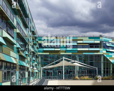 Terrasse. Kensington Aldridge Academy, London, Vereinigtes Königreich. Architekt: Studio E Architekten, 2016. Stockfoto