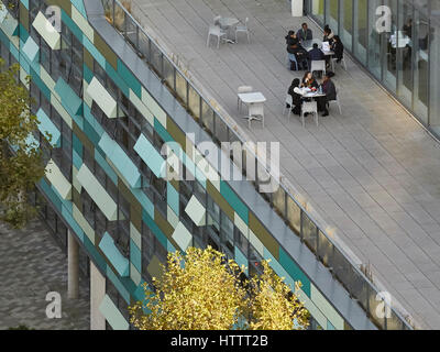 Terrasse. Kensington Aldridge Academy, London, Vereinigtes Königreich. Architekt: Studio E Architekten, 2016. Stockfoto