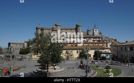 BRACCIANO, Italien - 11. März 2017: Menschen unter Schloss aus dem 15. Jahrhundert Orsini-Odescalchi ist die wichtigste Sehenswürdigkeit in der Stadt Stockfoto